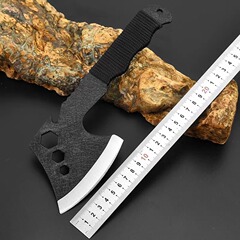 携帯ツールの斧は多機能の斧を持っています。屋外でキャンプしています。