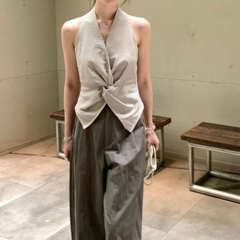 2025 夏レトロ香港スタイルファッションデザインホルターネックベストノースリーブツイストオフショルダー V ネックトップ女性のストライプ|undefined