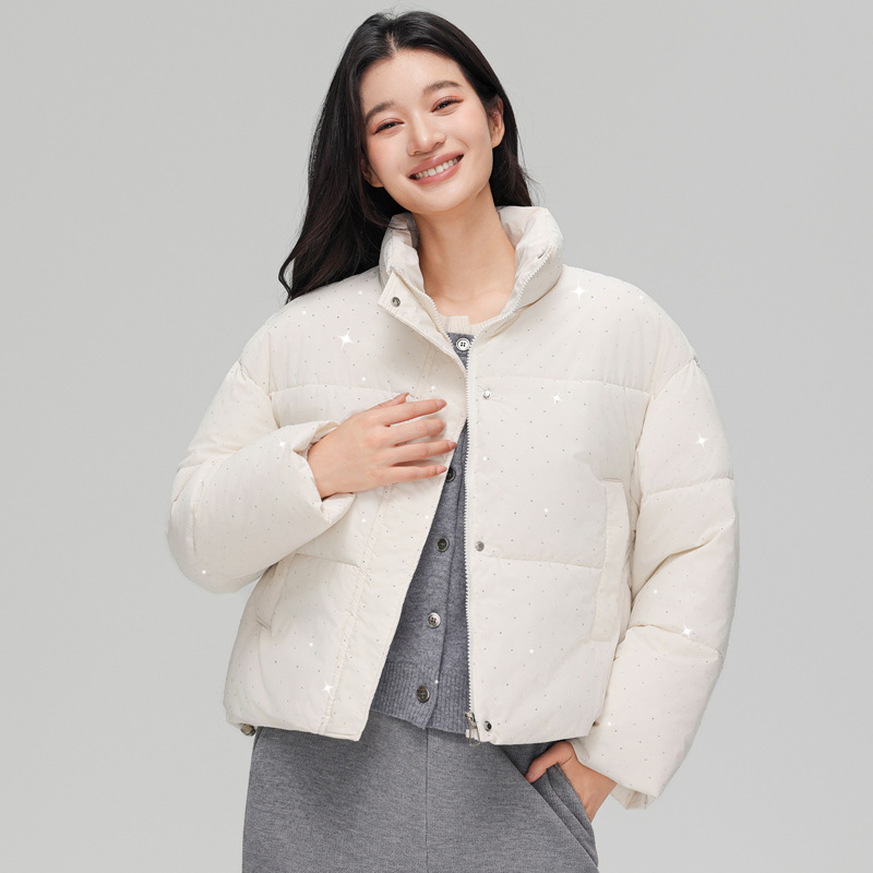 Chaqueta de algodón de pluma en invierno 2025, nueva chaqueta de algodón corta y cómoda, estilo casual, cuello caliente, color sólido.