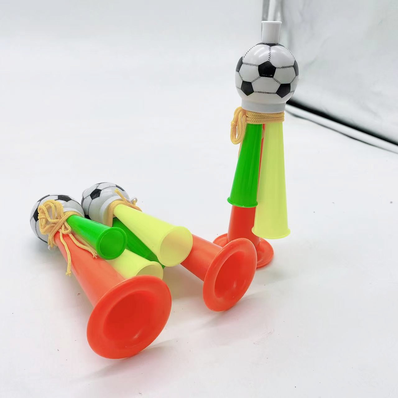 Juguete para niños fútbol Cuerno fans animar apoyos trompeta alegría juguete instrumento musical 2 yuanes grandes almacenes al por mayor