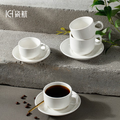 陶磁器の白いコーヒーカップのデザイン感があります。