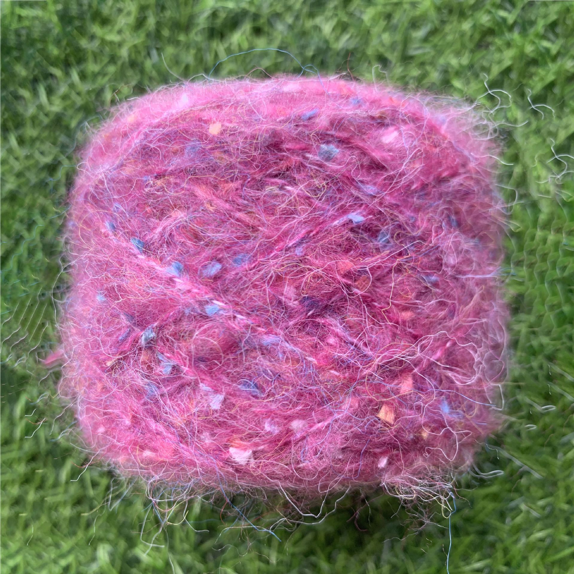 Venta al por mayor de mohair hilo de lentejuelas medio grueso colorido hecho a mano diy ganchillo piel suave suéter bola de lana paquete de material