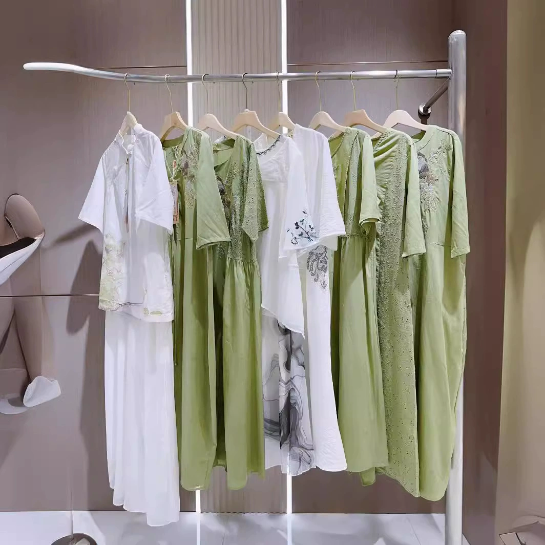 Распродажа женской одежды Kapok: скидки, оптовые поставки с фабрики, прямые поставки, физические и онлайн-трансляции.