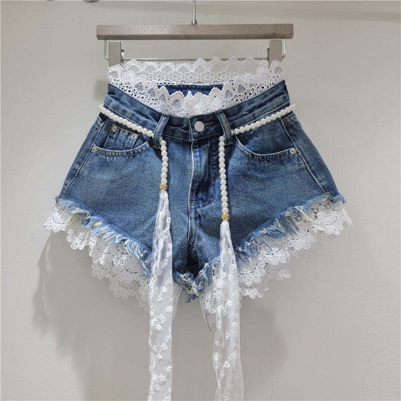 Shorts de Mezclilla con Encaje Calado, Bordes Deshilachados y Cinturón de Perlas para Verano