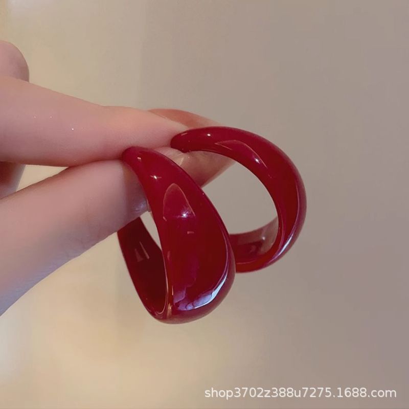 Red c-shaped resin earrings