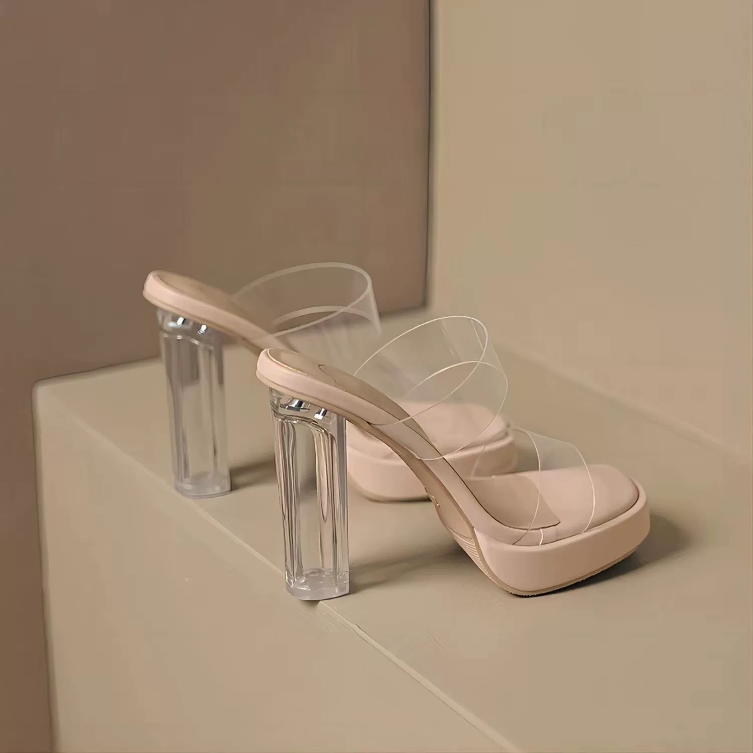 绿色伴侣 Summer slippers with a strap, 2023 collection