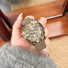 2025新款潮流时尚日内瓦硅胶手表印花豹纹手表女士皮带手石英女表