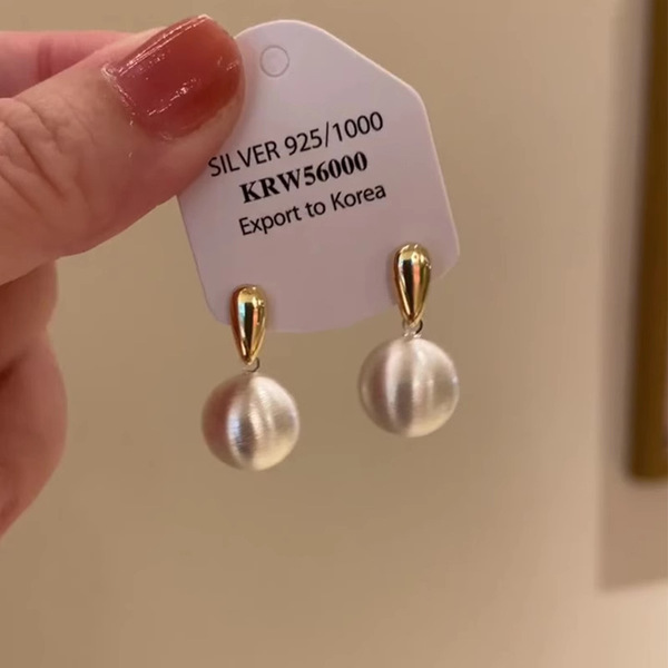 Elegant matte earrings