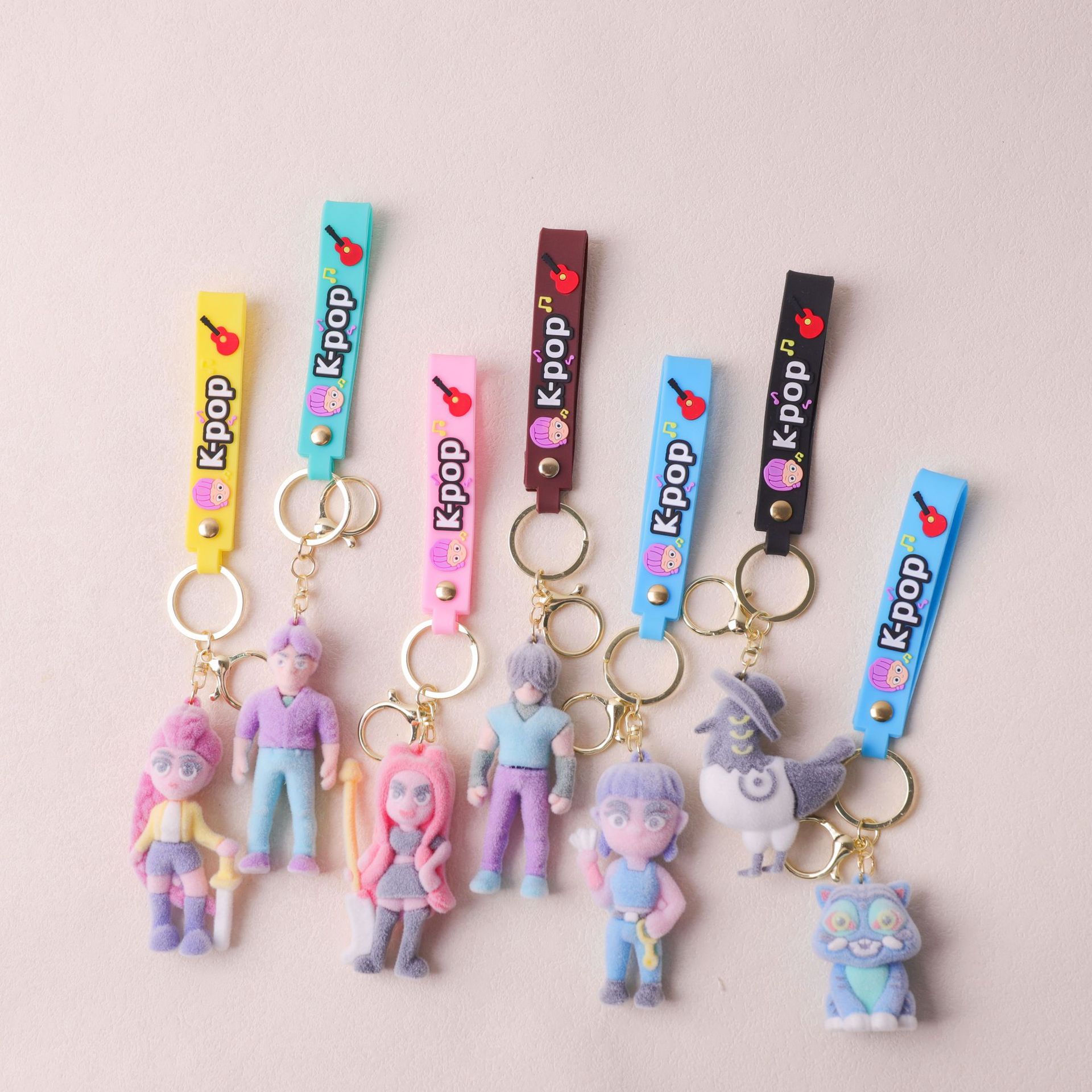 Nuevos productos transfronterizos KPOP flocadas caza de brujas colgantes de llaves animación de alto valor de la cara accesorios de bolsas escolares al por mayor