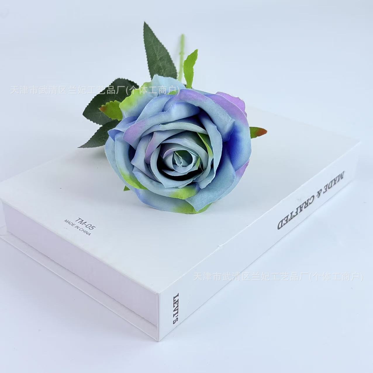 Una sola pieza de tela de seda, una pequeña rosa de crema, una rosa, una rosa, una rosa, una rosa, una rosa, una rosa, una rosa, una rosa, un arreglo floral, una boda, una pared de flores