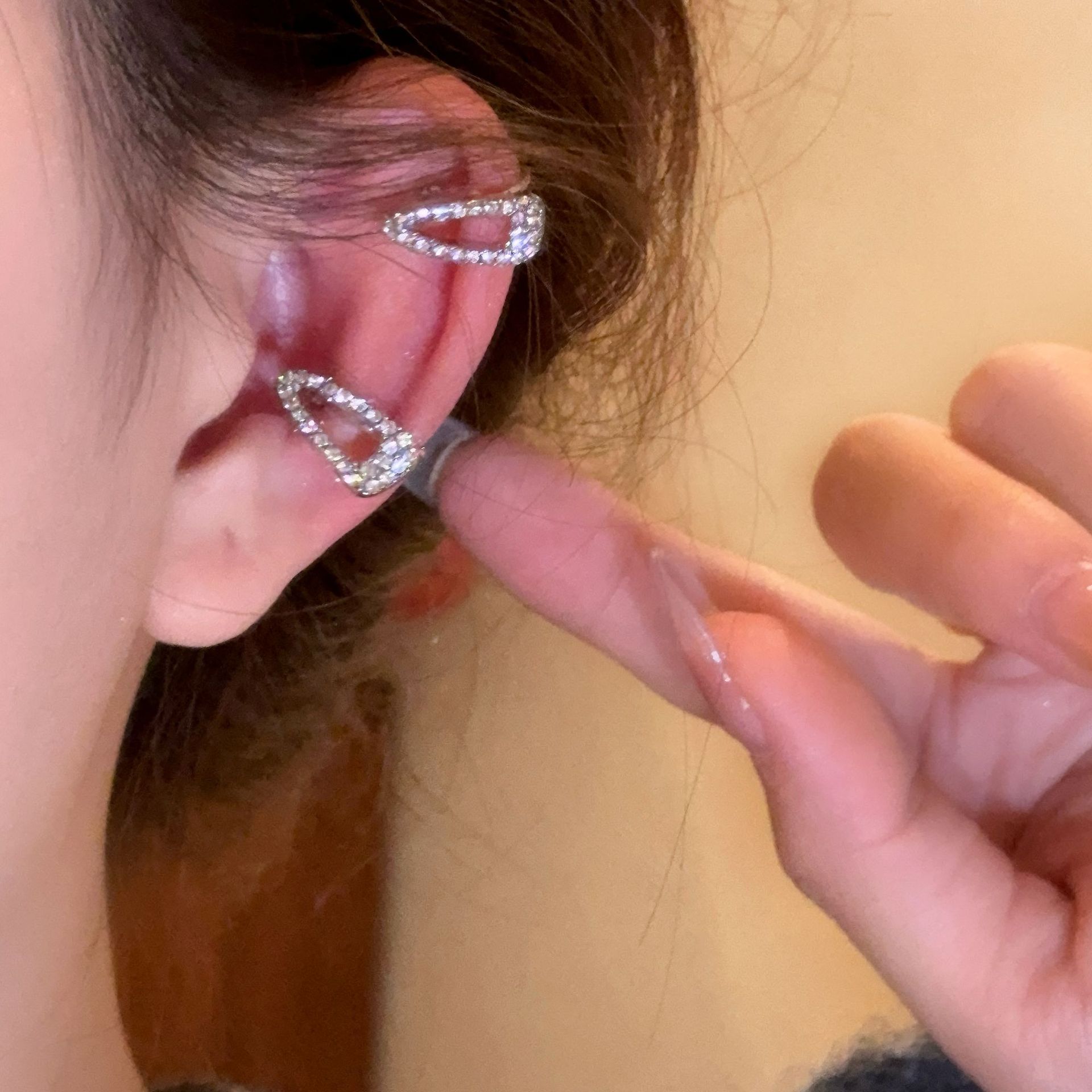 Clips de oreja de circonio micropavimentados de alta gama para mujeres sin pendientes perforados 2025 nuevos clips de oreja de moda para ropa de trabajo pendientes versátiles.