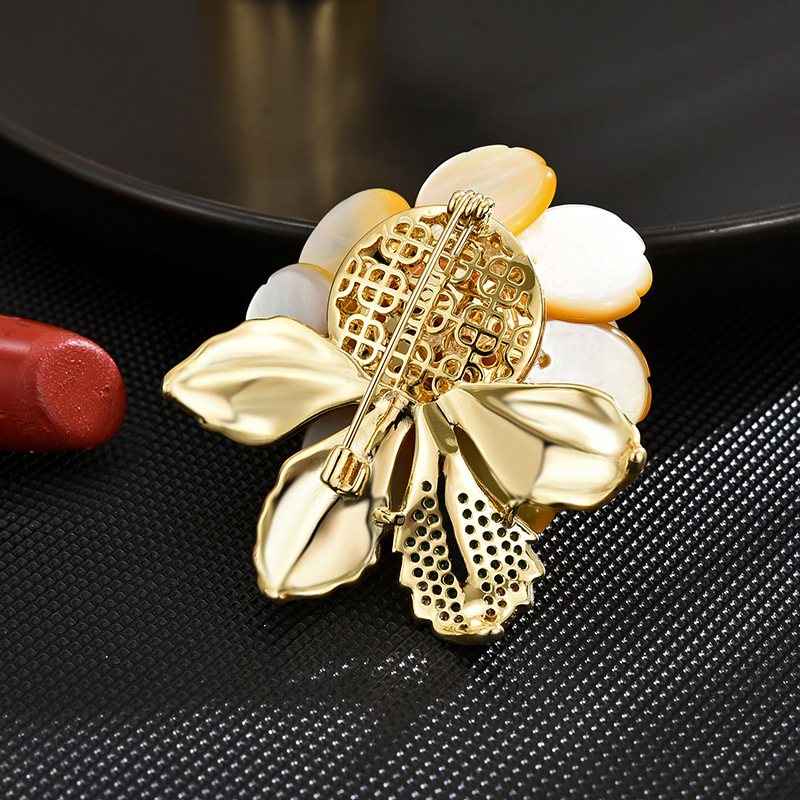 Broche de lujo con perla de agua dulce y flor de camelia_voghion.com