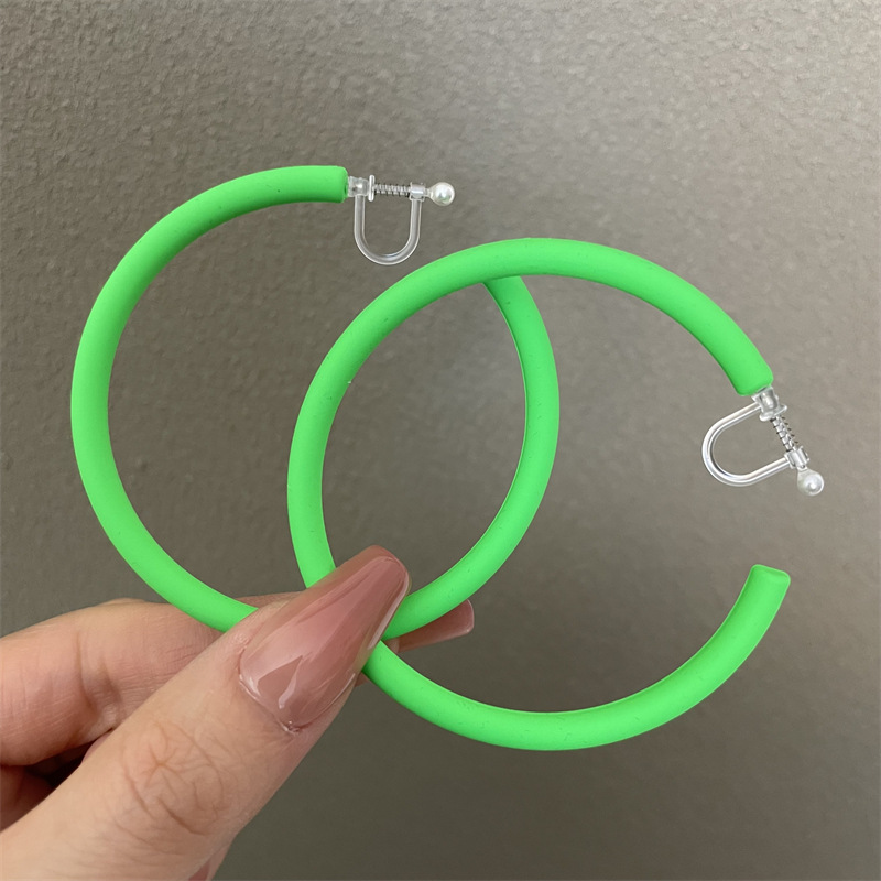 0602 귀를 뚫지 않은 형광 녹색 초대형 C-링 플라스틱 스프링 이어 클립