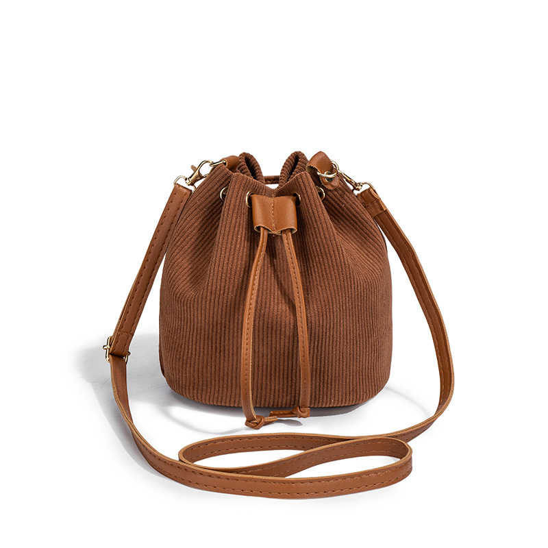 Personalidad de moda de celebridades en línea este año, bolsos de cadena populares para mujeres, otoño y invierno de 2025, nuevos bolsos de cubo coreanos image 10