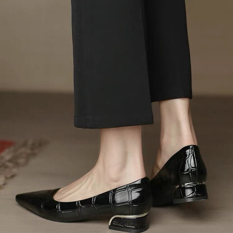 女性用パテントレザーシューズ、厚いヒール、人気の2025春秋の新スタイル、ポインテッドトゥ、浅い口、ファッショナブルなプロのフラットワークレザーシューズ|undefined