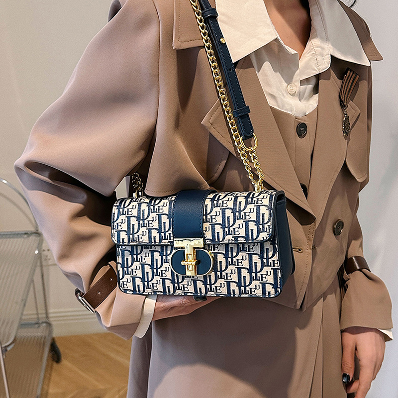 ハイエンドの質感の女性のバッグ 2025 新しいフレンチプリントチェーンクロスボディバッグ多用途ショルダーバッグレトロ小さなスクエアバッグ