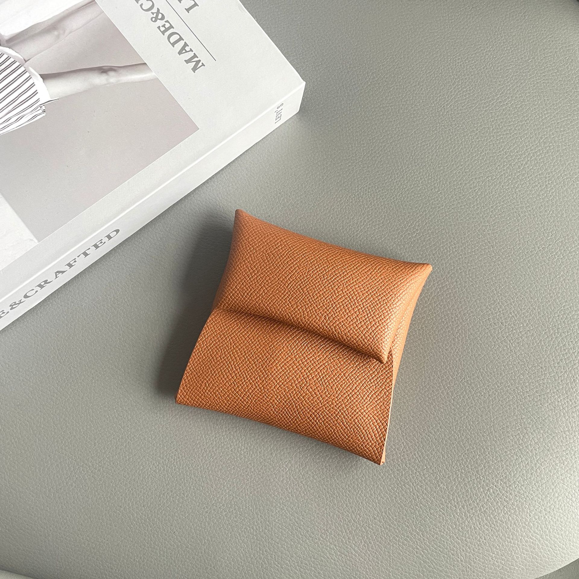 흙 같은 노란색