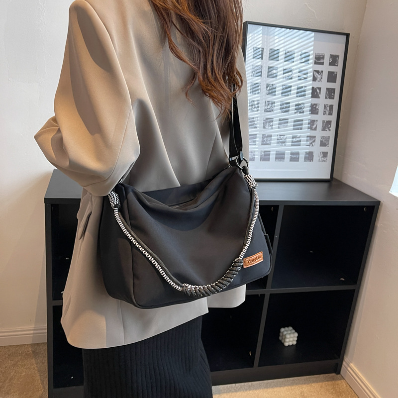 Large-capacity crossbody canvas bag for women 2023 new style, versatile and casual single-shoulder pillow bag for commuting to school on Instagram undefined