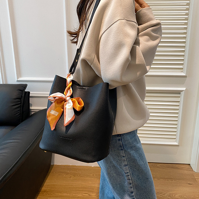 Bolso para mujeres 2024 nuevo otoño invierno alta sensación de bolso de hombro de gran capacidad de viaje bolso de cubo de agua bolso de mochila universal