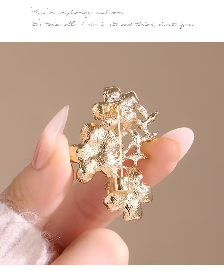 White lisianthus flower brooch