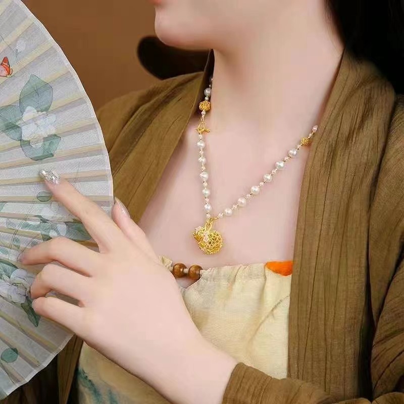 Collier en émail de fleur de pêcher sculpté à l'artisanat ancien de Guofeng, chaîne de clavicule de tempérament blanchâtre de haute qualité_voghion.com