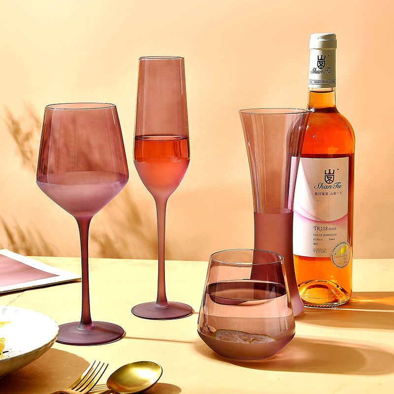 Vaso de vidrio esmerilado morado Vaca de vino tinto de uva de alto valor francesa Vaso de champán Vaso de pie corto Sensación avanzada
