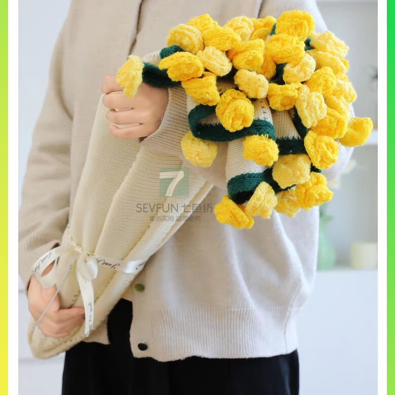 【完成品・在庫あり】ガールフレンドへのギフトとして、手作りの毛糸で編んだバラの花が付いた花束ブランケット完成品|undefined