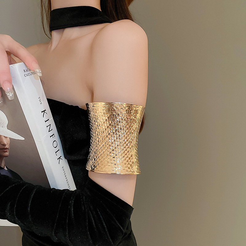 Pulsera plisada irregular de metal estilo europeo y americano fresco elegante pulsera personalidad de alto grado de lujo ligero pulsera al por mayor femenina