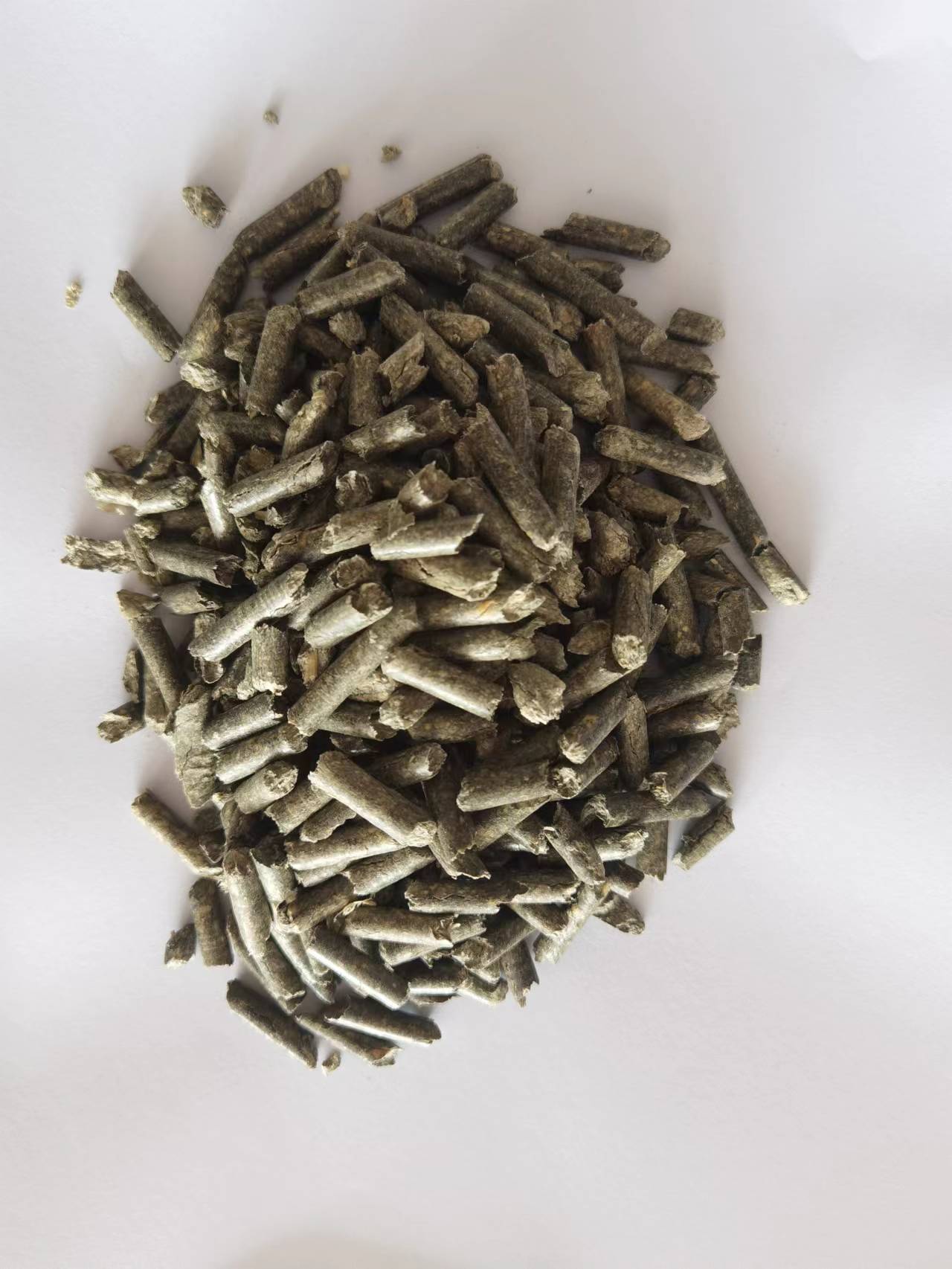 Sand para gatos de pino, fábrica de madera de pino al por mayor, arena para gatos transfronteriza, fuerte absorción de agua y bajo polvo, 15KG, inodoro para gatos adultos y gatos jóvenes