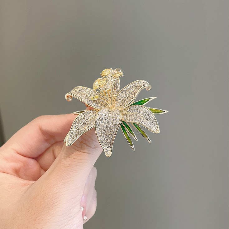 Broche de hoja de lujo con estrás para mujer elegante imperdible_voghion.com