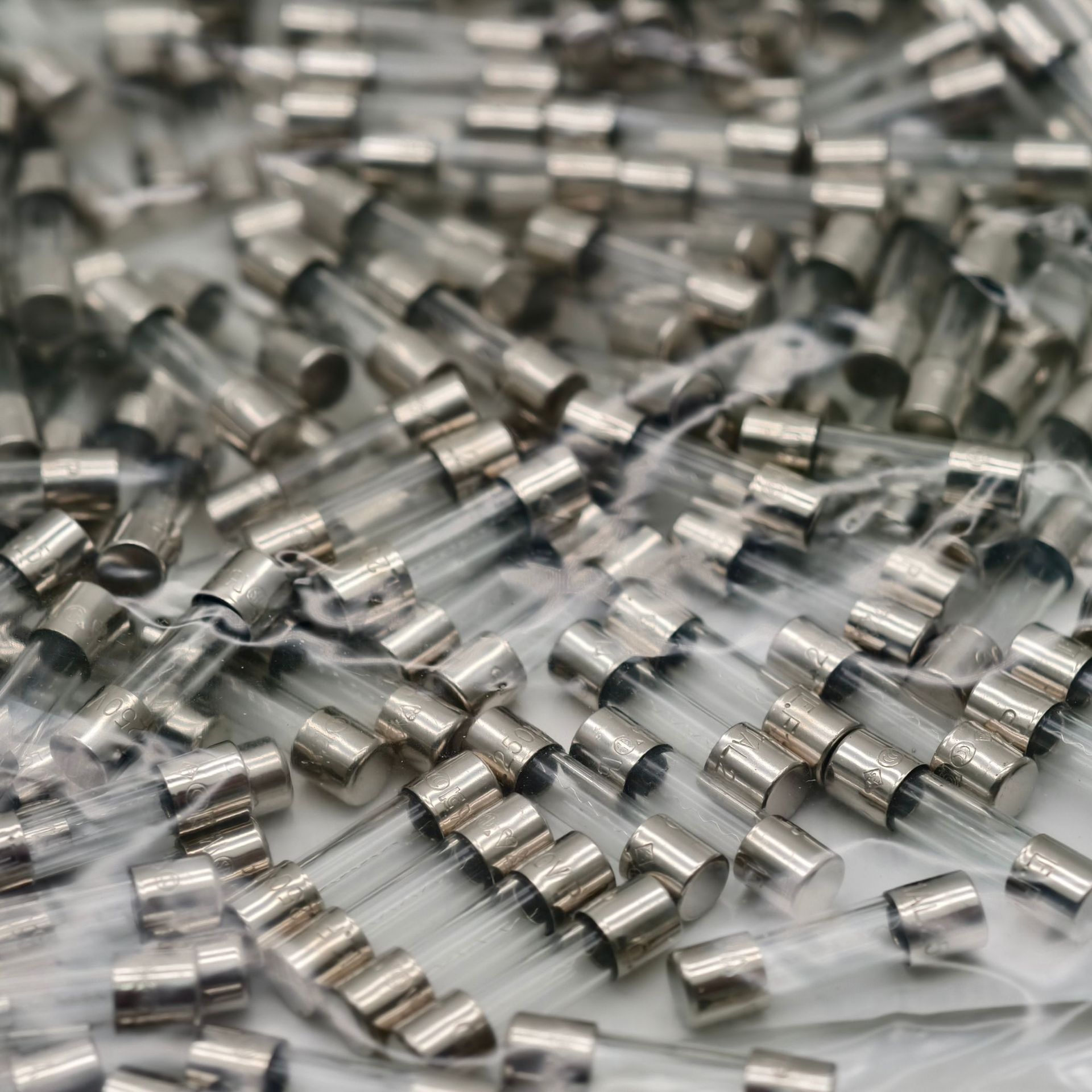 0217001.MXP 美国力特5*20玻璃保险丝管 F1A 250V 1A 快熔型