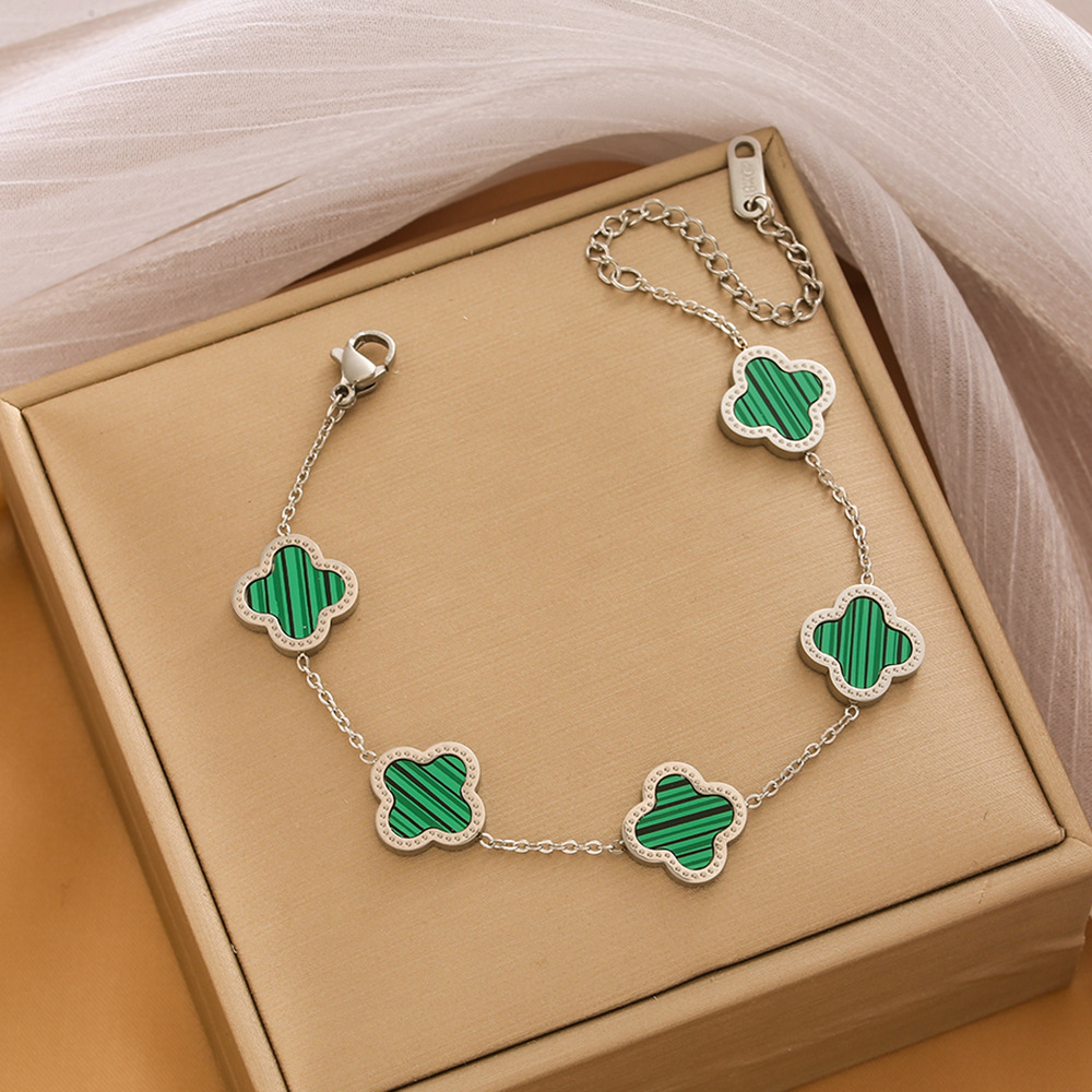 Pulsera de trébol de acero titanium vendedora caliente transfronteriza europea y americana con incrustaciones de concha pulsera colgante pulsera de diseño avanzado sin desvanecimiento al por mayor