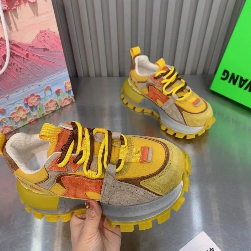 Estación europea Primavera 2025 Nuevos zapatos de aumento de color de plataforma de todo fósforo Zapatos de marea Forrest Gump Zapatos casuales de mujer Zapatos deportivos