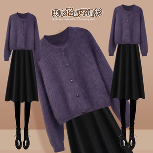 6���𴩴�һ�����b��ɫ�A�Ië��Ů�ﶬ�¸������Lë�ذ�ȹ