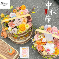 中秋節の月餅の生花は花のかごの円形の竹を持って二重のかごの花の芸を編みます。