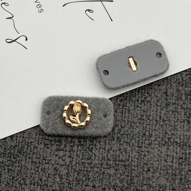 灰色系树脂组合纽扣标牌字母蝴蝶结小狗安心商标植绒针织衣标辅料|undefined
