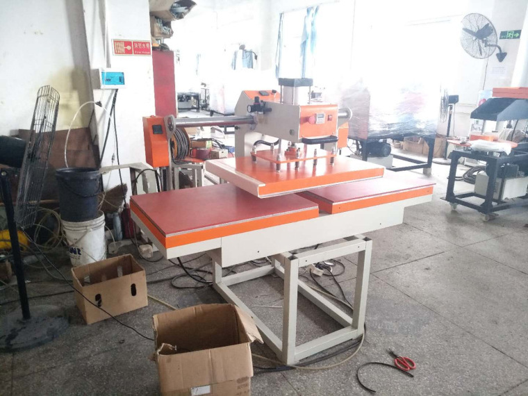 Máquina peladora de escritorio de calefacción inferior Máquina de transferencia de calor Máquina peladora de película de fusión en caliente Máquina de perforación en caliente Máquina de transferencia de bordado 60*80