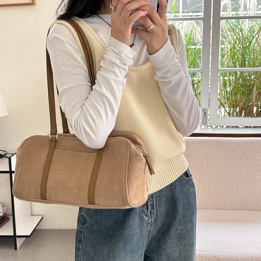 2024 suede autumn edition versatile shoulder bag, women's high-end sense, large capacity commuting plush bag_voghion.com