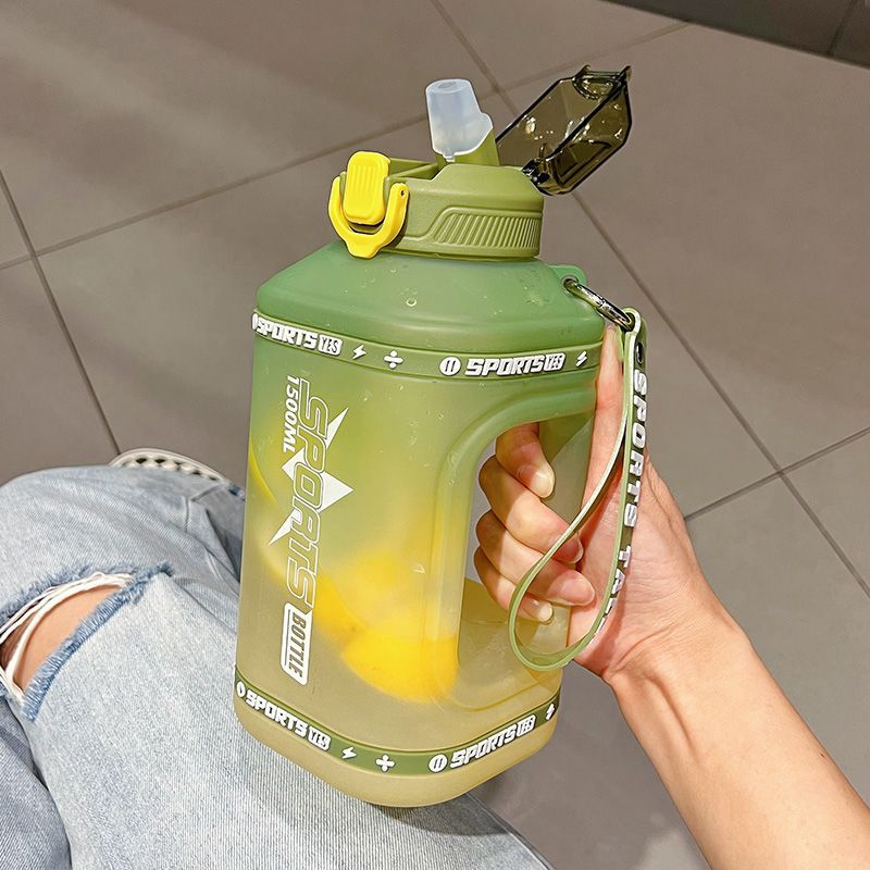 大容量ストローコップ男性フィットネストン缶トン夏の女性運動は高温に耐えてバケツの瓶のコップを飲みます。|undefined