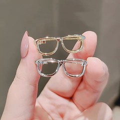 日韓のかわいいアニメのミニ高級感シンプルな光沢のあるメガネのブローチ