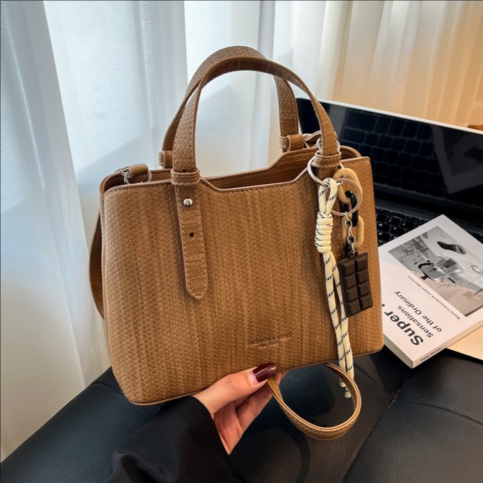 Texturas casuales bolsas de mano para mujeres otoño y invierno 2025 nueva moda simple bolsas de hombro versátiles retro mochila