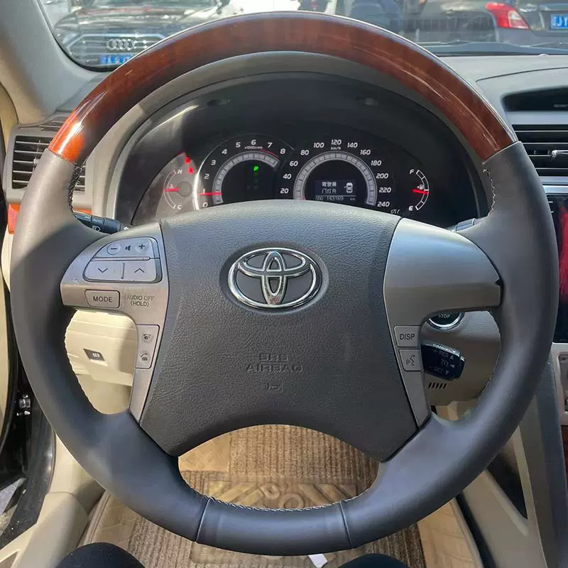 06-08-11 Toyota Camry шестого поколения — кожаный чехол на руль, специальная оплётка, пошив в комплекте (полупакет)