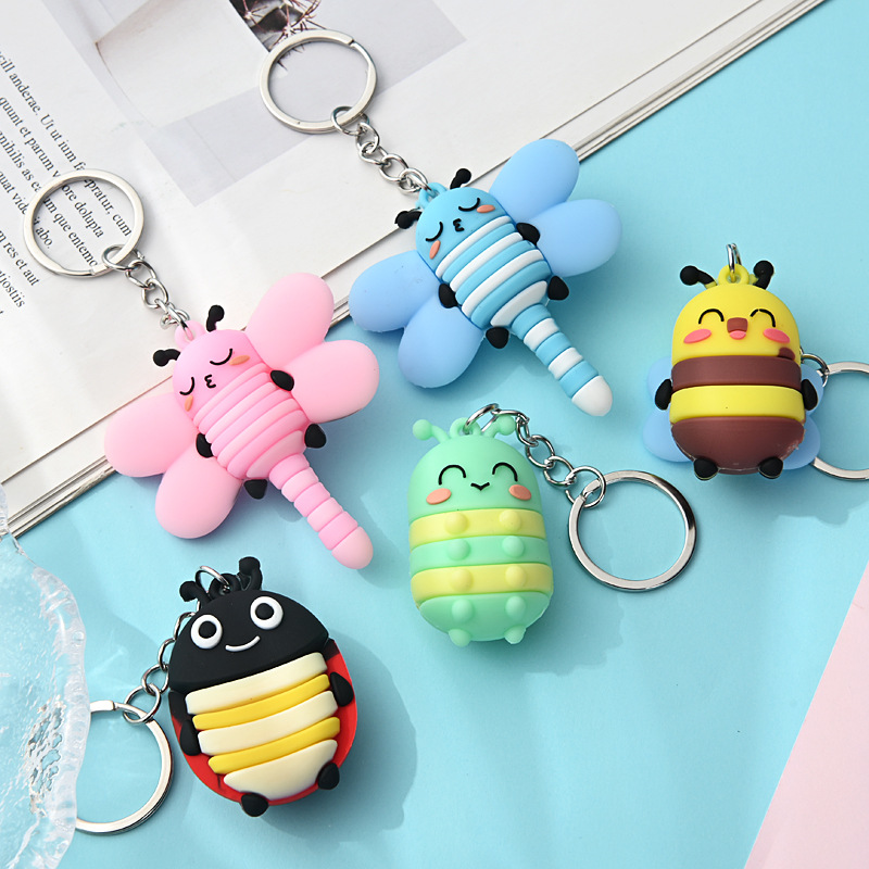 Dibujos animados flexible pegamento tridimensional libélula abeja llavero lindo oruga de siete estrellas mariquita muñeca llavero colgante