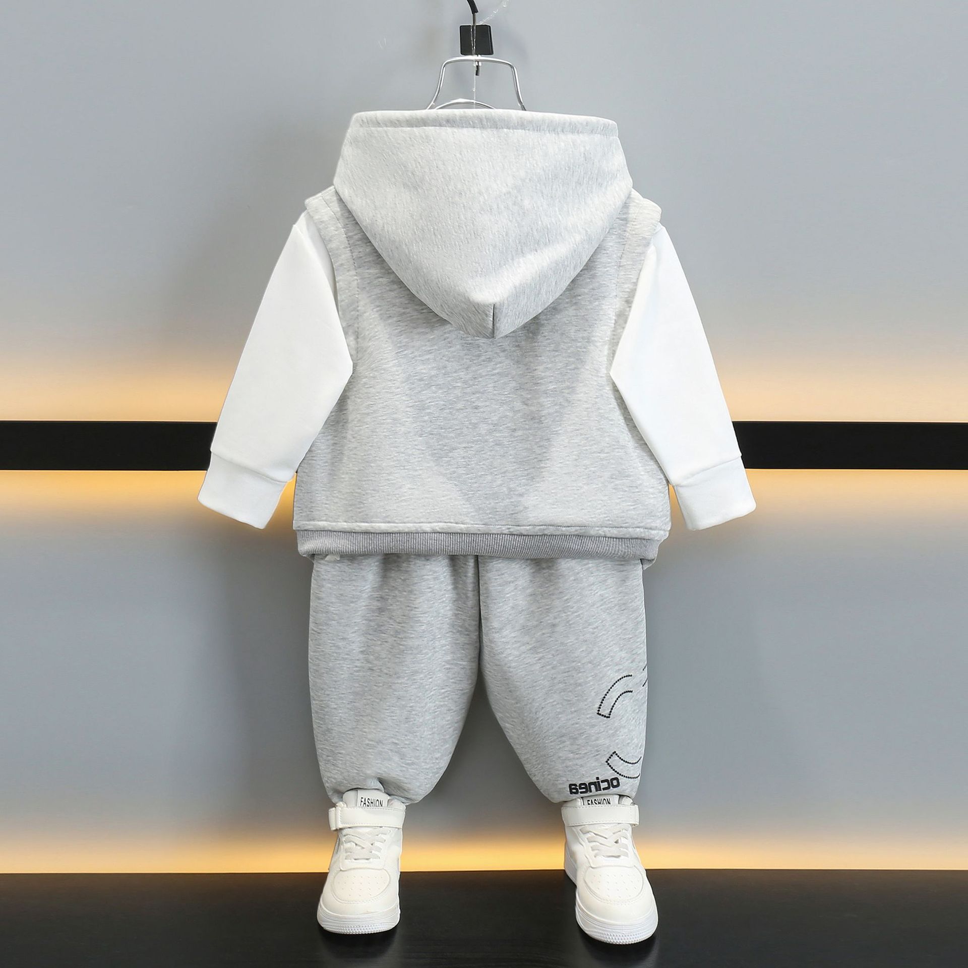 6227 Traje de suéter de estilo occidental de otoño para niños Traje de tres piezas de deportes de primavera y otoño para niños 2025 Nuevo chaleco de bebé para hombres