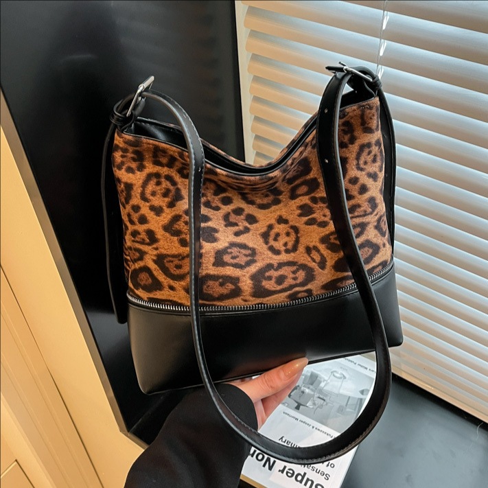 Otoño y invierno bolso de mujer 2025 nuevo retro bolso de cuero de seda empalmado bolso de cubo de agua de viaje universal mochila de hombro