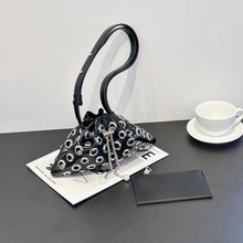 2025�ļ��¿�W������L�r���Tᔆμ�б����U������ˮͰ��Ů����