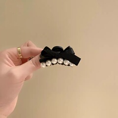 ヘボン風のレトロな真珠の王女の頭の蝶結びのクリップの半分の髪飾りの小さいサイズは髪の量が少ない頭飾りに適しています。