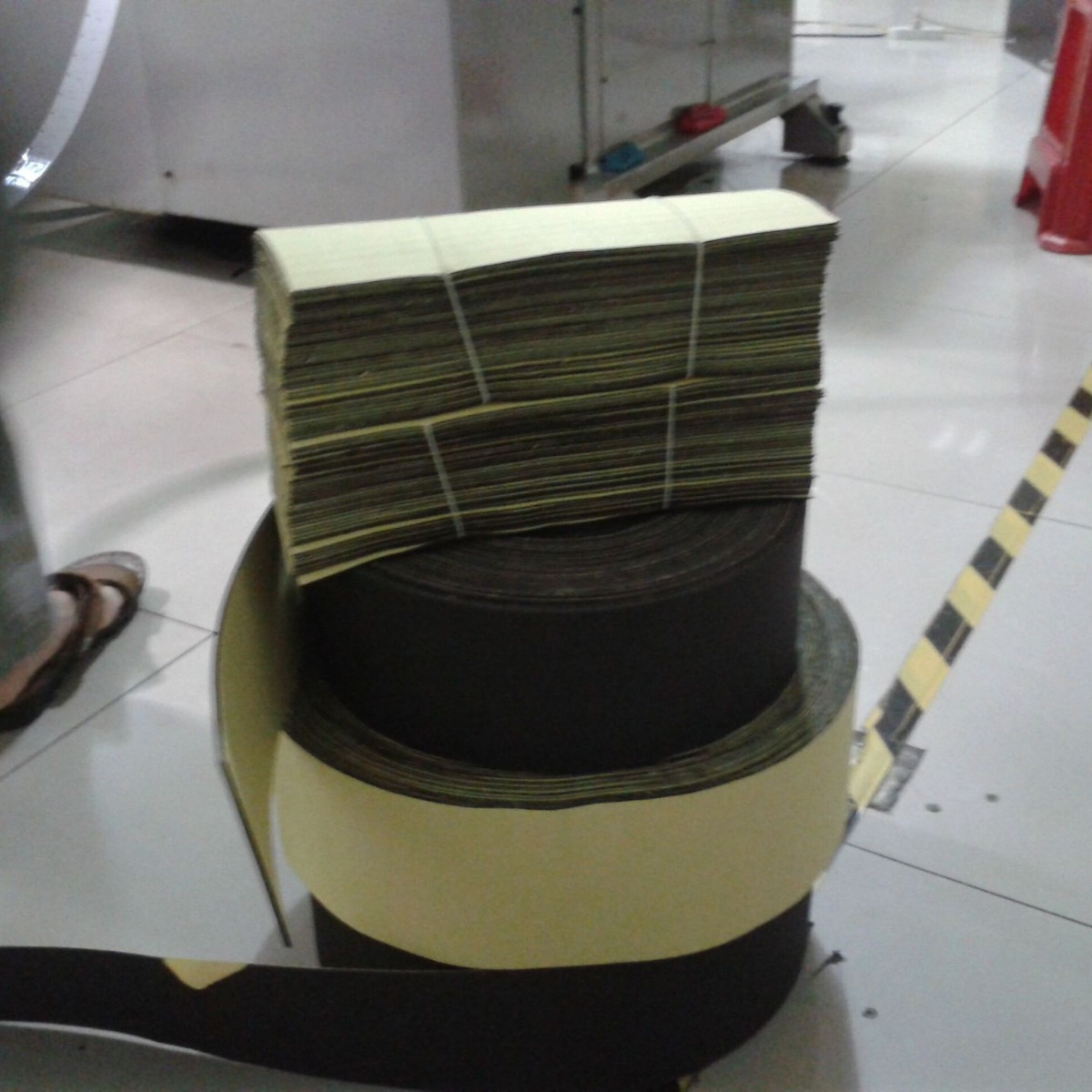 礼品盒里村绒布不掉毛背胶黑色绒布防滑自粘绒布首饰盒绒布