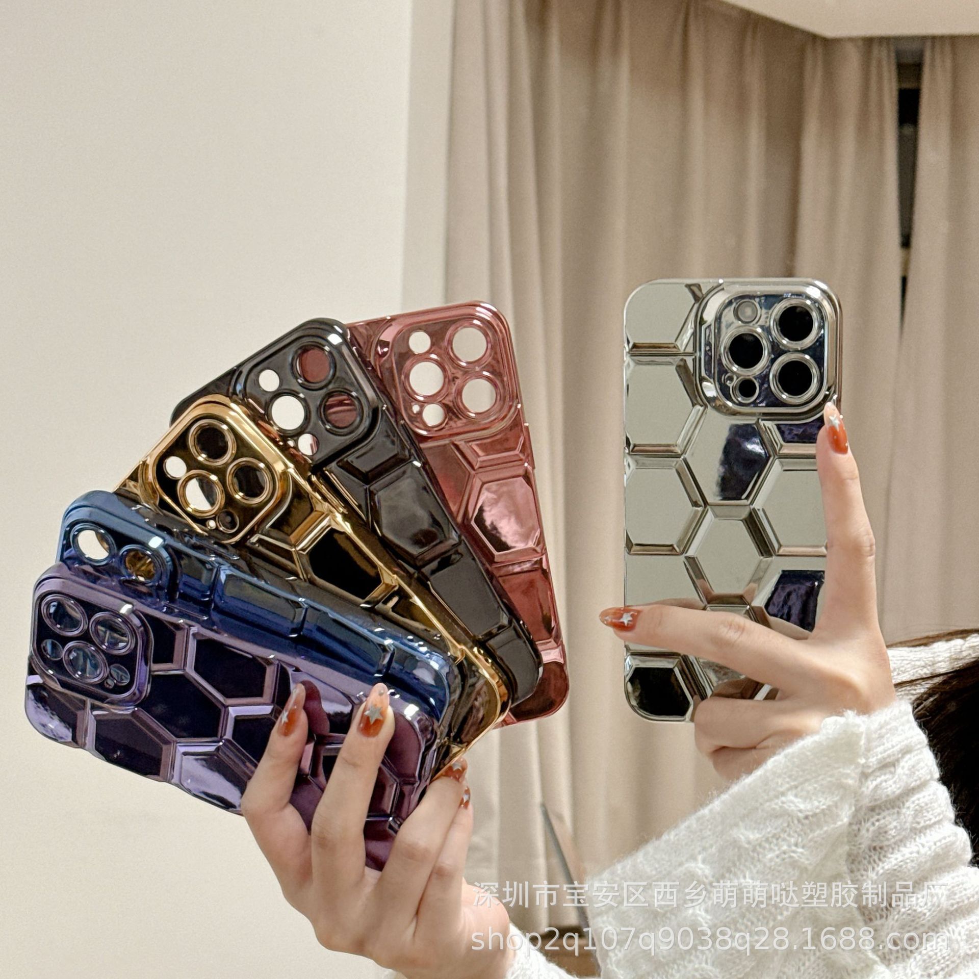 Suitable for Iphone16Promax Electroplated Football Pattern Mobile Phone Case Apple 16 Electroplated Honeycomb Diamond Anti-Fall Case