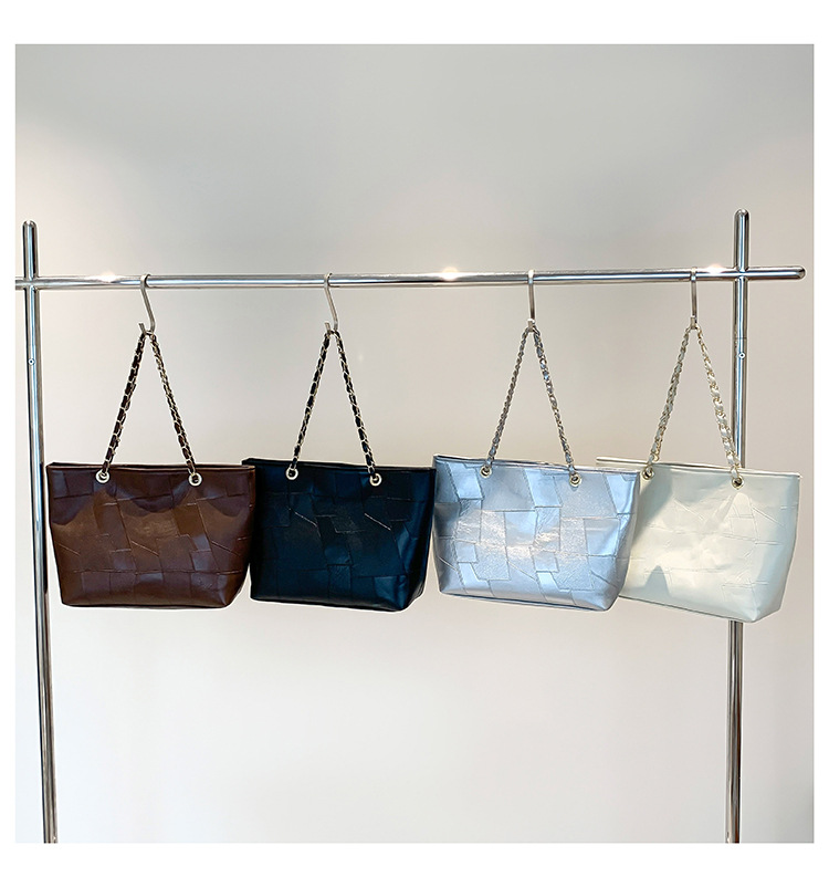 Women's Large Capacity Shoulder Tote Bag With Chain Detail_voghion.com